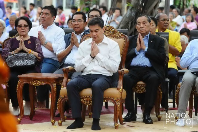 "อภิสิทธิ์" เป็นประธาน พิธีอุปสมบทหมู่เฉลิมพระเกียรติฯ วัดชลประทานรังสฤษดิ์