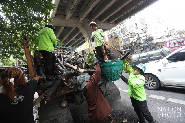 กทม.เก็บขยะในคลองกะจะ พบท่อนไม้ใหญ่ ขวางน้ำรอระบาย