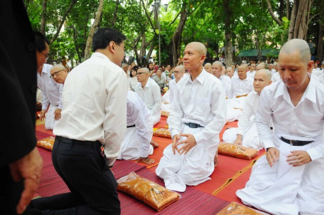 "อภิสิทธิ์" เป็นประธาน พิธีอุปสมบทหมู่เฉลิมพระเกียรติฯ วัดชลประทานรังสฤษดิ์