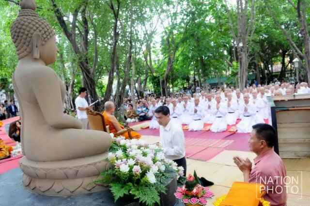 "อภิสิทธิ์" เป็นประธาน พิธีอุปสมบทหมู่เฉลิมพระเกียรติฯ วัดชลประทานรังสฤษดิ์