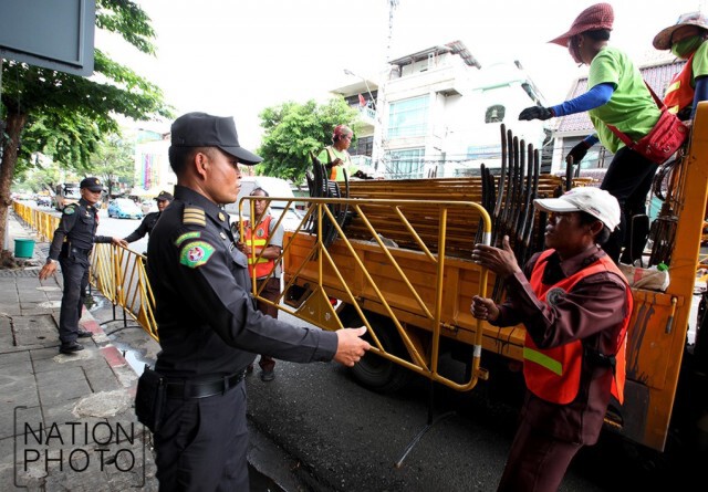 จนท.เสริมแผงกั้น! กันผู้ค้าปากคลองตลาด นำรถมาลงสินค้าบนทางเท้า