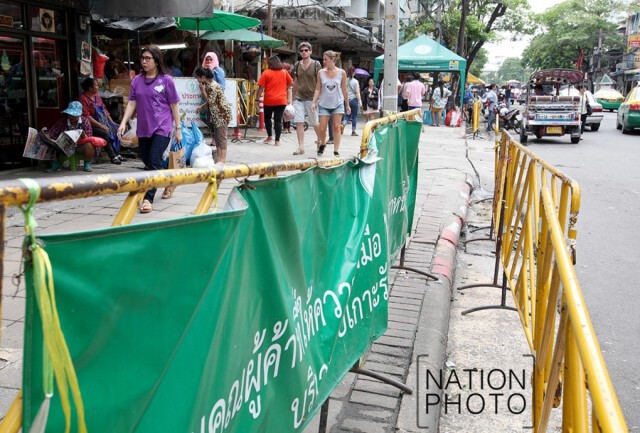 จนท.เสริมแผงกั้น! กันผู้ค้าปากคลองตลาด นำรถมาลงสินค้าบนทางเท้า