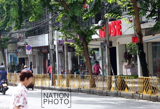 จนท.เสริมแผงกั้น! กันผู้ค้าปากคลองตลาด นำรถมาลงสินค้าบนทางเท้า