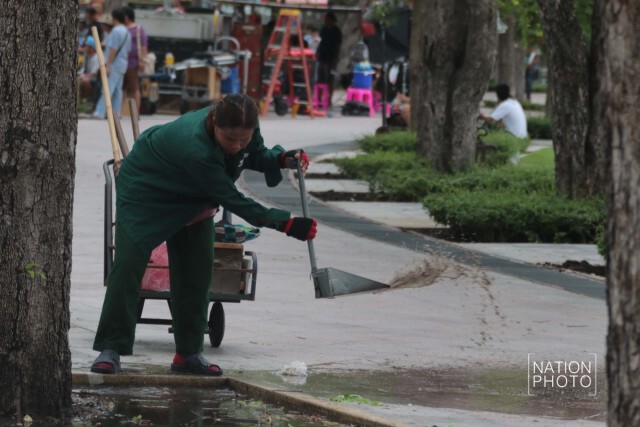 เจ้าหน้าที่กทม.วิดน้ำโคนต้นมะขามรอบสนามหลวง หวั่นน้ำขัง ทำต้นไม้ตาย