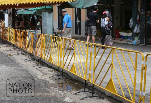 จนท.เสริมแผงกั้น! กันผู้ค้าปากคลองตลาด นำรถมาลงสินค้าบนทางเท้า
