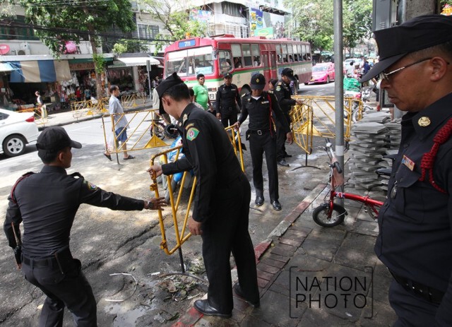 จนท.เสริมแผงกั้น! กันผู้ค้าปากคลองตลาด นำรถมาลงสินค้าบนทางเท้า