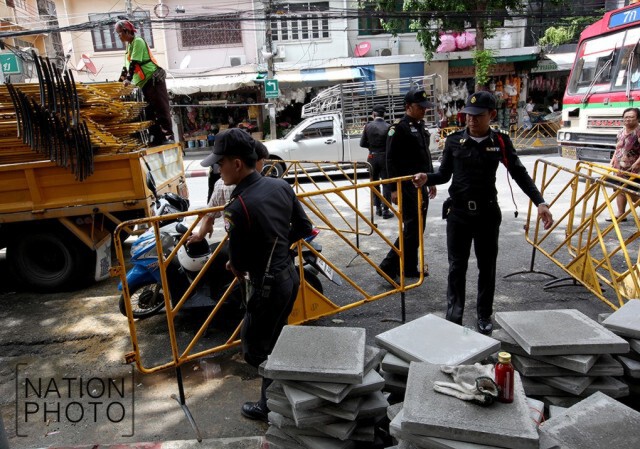 จนท.เสริมแผงกั้น! กันผู้ค้าปากคลองตลาด นำรถมาลงสินค้าบนทางเท้า