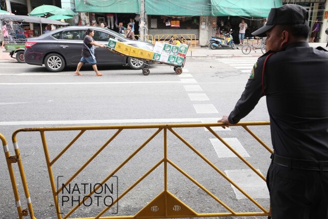 จนท.เสริมแผงกั้น! กันผู้ค้าปากคลองตลาด นำรถมาลงสินค้าบนทางเท้า