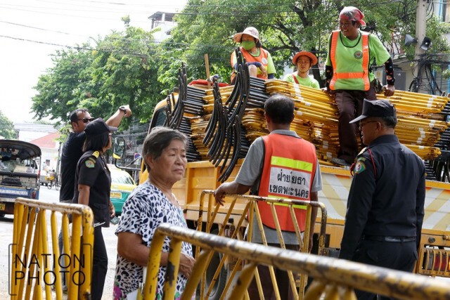 จนท.เสริมแผงกั้น! กันผู้ค้าปากคลองตลาด นำรถมาลงสินค้าบนทางเท้า
