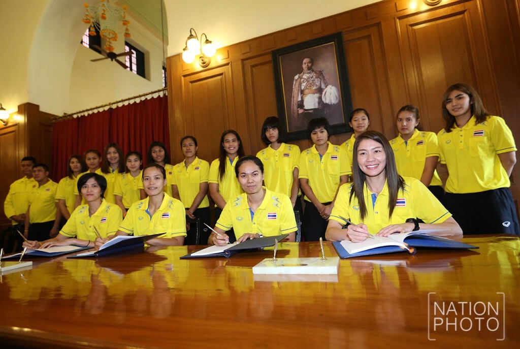 ตบสาวไทย ลงนามถวายพระพรพระเจ้าอยู่หัว ตบสาวไทย ลงนามถวายพระพรพระเจ้าอยู่หัว