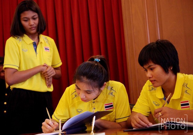 ตบสาวไทย ลงนามถวายพระพรพระเจ้าอยู่หัว