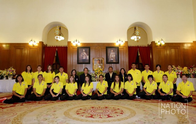 ตบสาวไทย ลงนามถวายพระพรพระเจ้าอยู่หัว