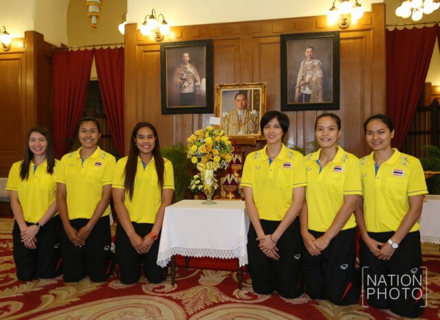 ตบสาวไทย ลงนามถวายพระพรพระเจ้าอยู่หัว