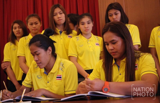 ตบสาวไทย ลงนามถวายพระพรพระเจ้าอยู่หัว
