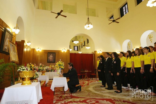 ตบสาวไทย ลงนามถวายพระพรพระเจ้าอยู่หัว