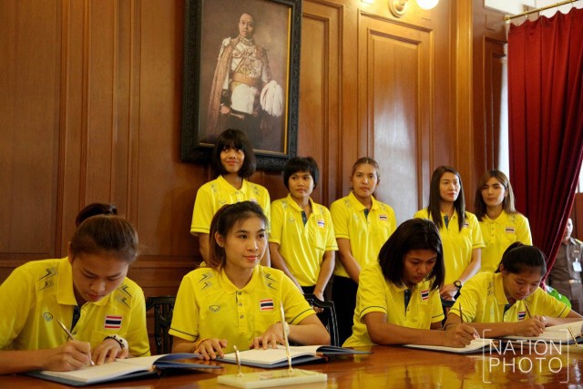 ตบสาวไทย ลงนามถวายพระพรพระเจ้าอยู่หัว
