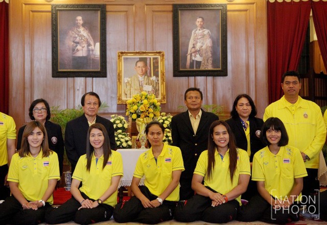 ตบสาวไทย ลงนามถวายพระพรพระเจ้าอยู่หัว