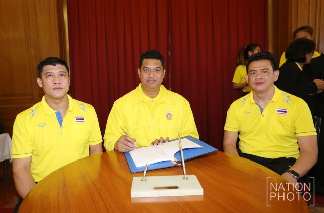 ตบสาวไทย ลงนามถวายพระพรพระเจ้าอยู่หัว