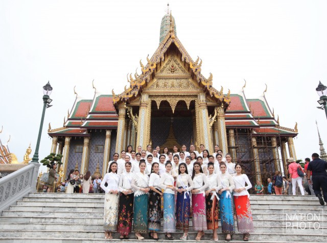 ผู้เข้าประกวดมิสยูนิเวิร์สไทยแลนด์ 2016 ลงนามถวายพระพรในหลวง