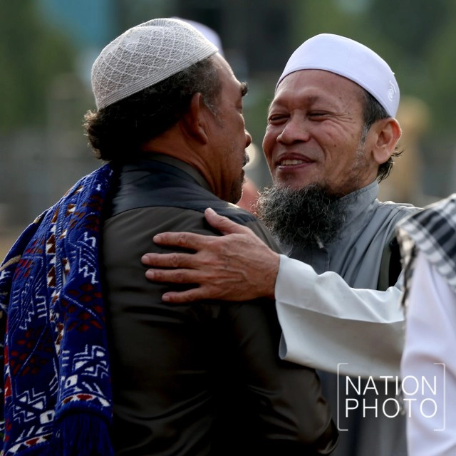 ประชาชน จ.นราธิวาส ร่วมพิธีละหมาดวัน "ฮารีรายอ"