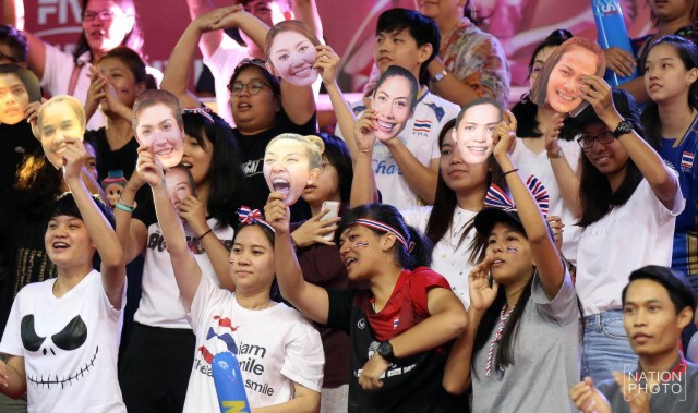 ภาพชุด : สู้เต็มที่...ลูกยางสาวไทยปะทะสาวแซมบ้า  แพ้...แต่ได้ใจกองเชียร์