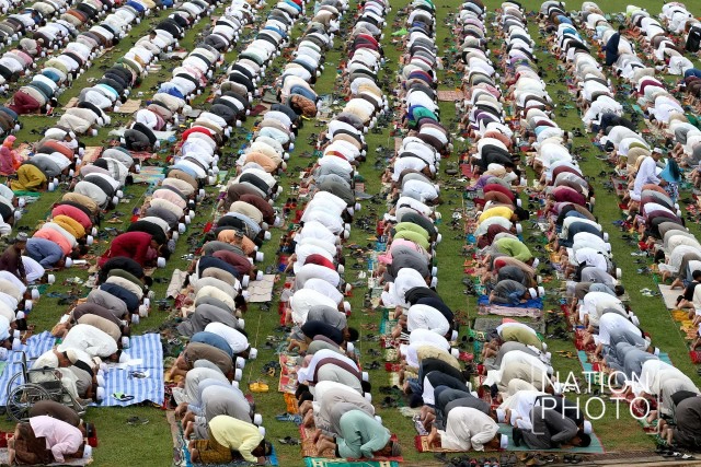 ประชาชน จ.นราธิวาส ร่วมพิธีละหมาดวัน "ฮารีรายอ"