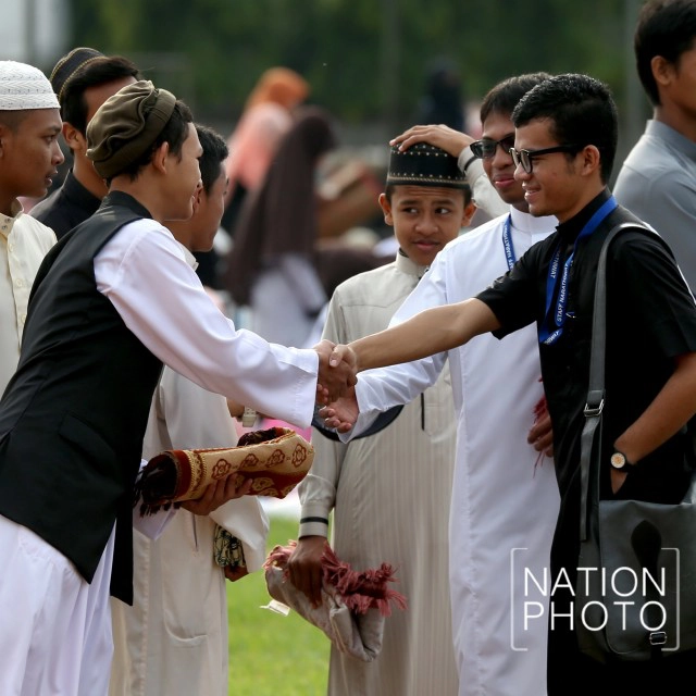 ประชาชน จ.นราธิวาส ร่วมพิธีละหมาดวัน "ฮารีรายอ"