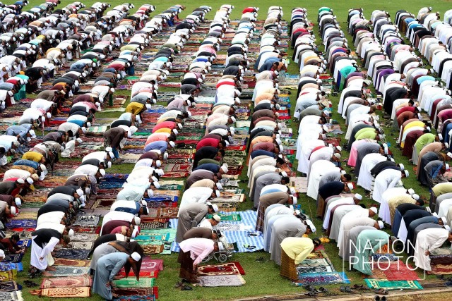 ประชาชน จ.นราธิวาส ร่วมพิธีละหมาดวัน "ฮารีรายอ"