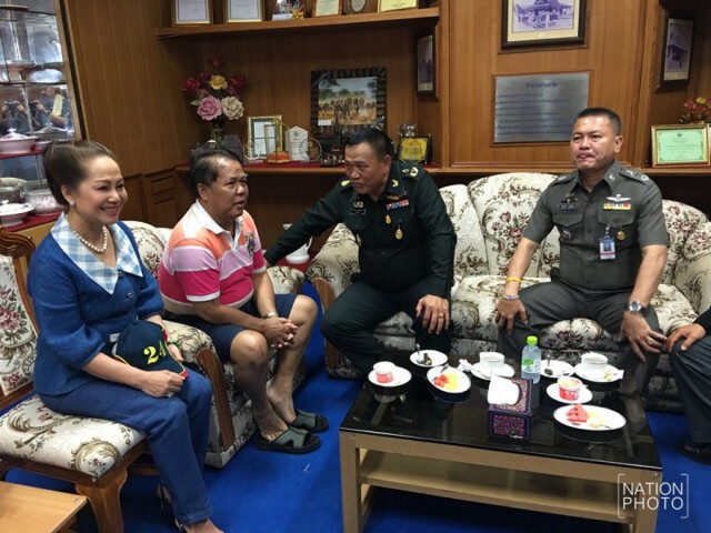 "ขวัญชัย"โผล่! มอบตัวทหาร
คุมตัวส่งศาลอุดรธานี