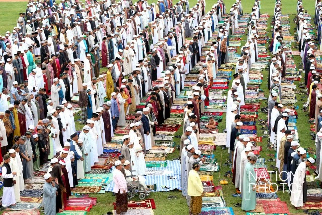 ประชาชน จ.นราธิวาส ร่วมพิธีละหมาดวัน "ฮารีรายอ"