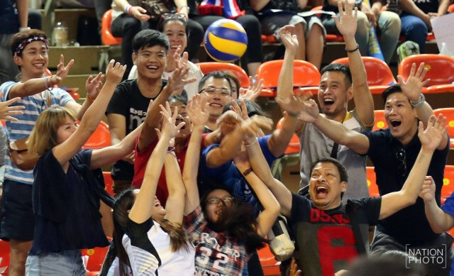 ภาพชุด : สู้เต็มที่...ลูกยางสาวไทยปะทะสาวแซมบ้า  แพ้...แต่ได้ใจกองเชียร์