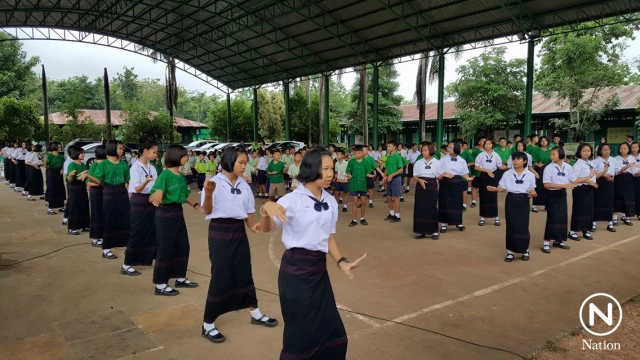 นักเรียนเมืองลับแล ใส่ผ้าซิ่นพื้นเมือง มาเรียนหนังสือ