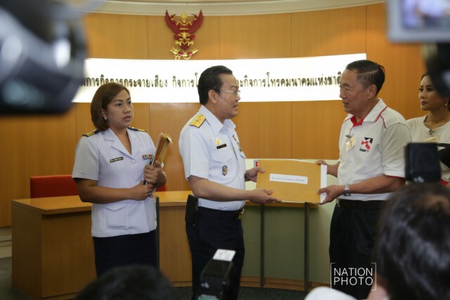 หมอเหวง ยื่นหนังสือร้องบอร์ด กสท. กรณีพักใช้ใบอนุญาตฯ "พีซ ทีวี"