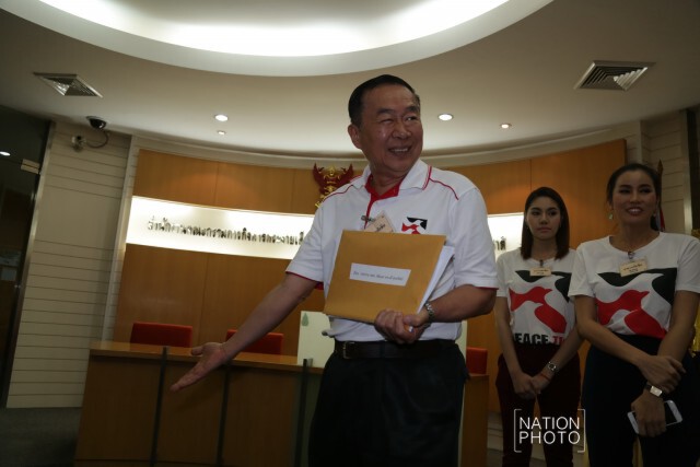 หมอเหวง ยื่นหนังสือร้องบอร์ด กสท. กรณีพักใช้ใบอนุญาตฯ "พีซ ทีวี"