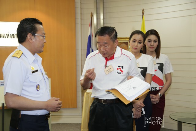 หมอเหวง ยื่นหนังสือร้องบอร์ด กสท. กรณีพักใช้ใบอนุญาตฯ "พีซ ทีวี"