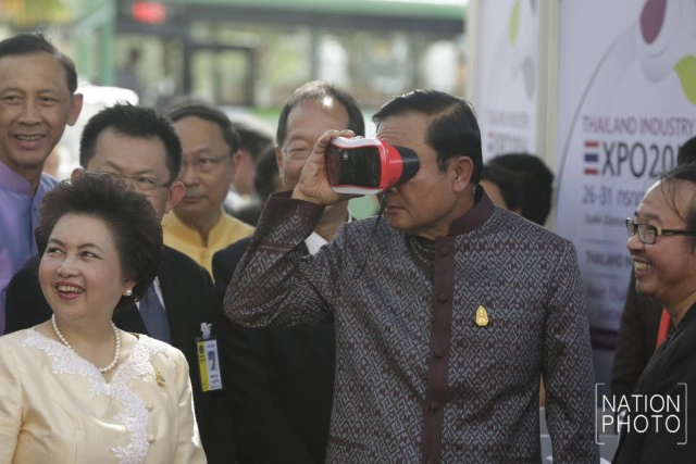 ลุงตู่สวมแว่น Magic Eye ผลงานนวัตกรรม Thailand Industry Expo 2016