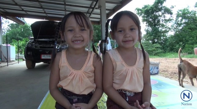 แฝดไอดอลเว้าอีสานแฟนเพจเพียบ