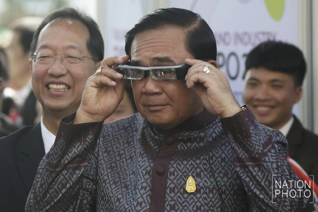 ลุงตู่สวมแว่น Magic Eye ผลงานนวัตกรรม Thailand Industry Expo 2016