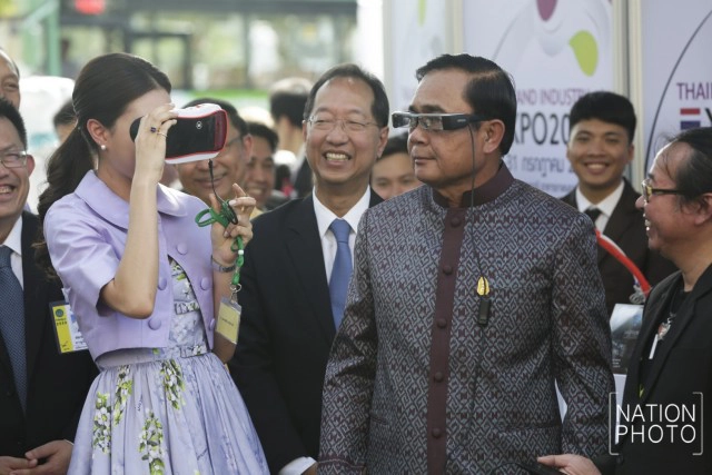 ลุงตู่สวมแว่น Magic Eye ผลงานนวัตกรรม Thailand Industry Expo 2016