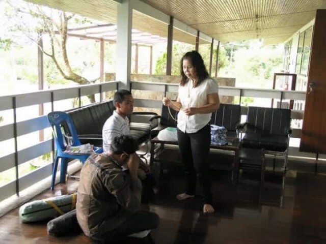 ทนายสงกานต์โพสต์เฟซบุ๊ก
แฉ! ภาพหญิงไก่แจกทองปลอม
