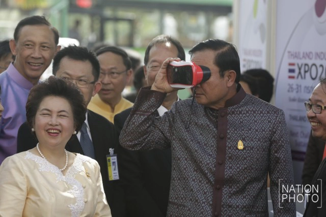 ลุงตู่สวมแว่น Magic Eye ผลงานนวัตกรรม Thailand Industry Expo 2016