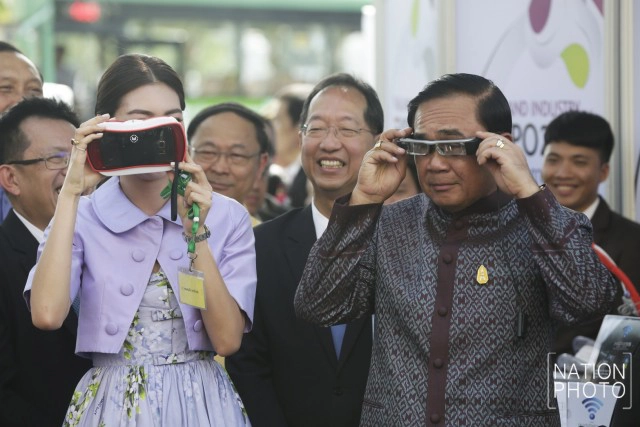 ลุงตู่สวมแว่น Magic Eye ผลงานนวัตกรรม Thailand Industry Expo 2016