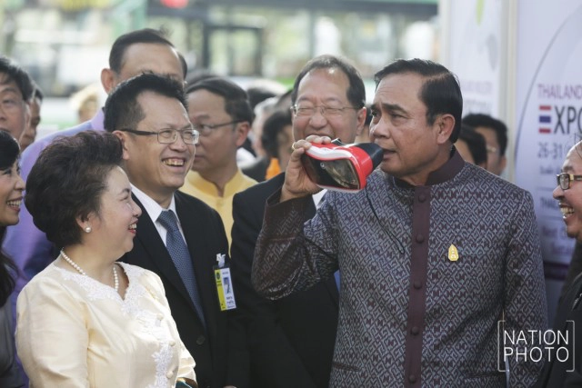 ลุงตู่สวมแว่น Magic Eye ผลงานนวัตกรรม Thailand Industry Expo 2016