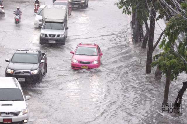 ฝนตกทั่วกรุงฯ น้ำท่วมถนนหลายสาย