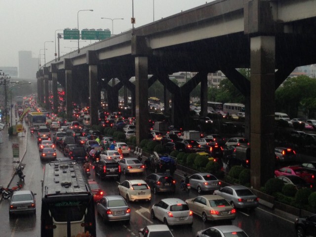 ฝนตกหนัก รถติดหนึบ!
ถนนวิภาวดีรังสิต บริเวณวัดเสมียนนารี