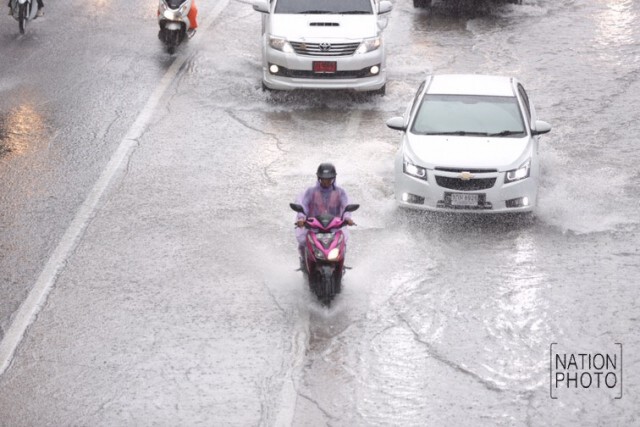 ฝนตกทั่วกรุงฯ น้ำท่วมถนนหลายสาย