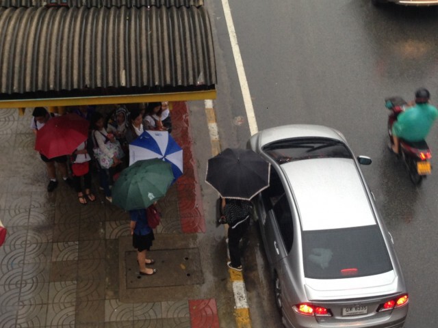 ฝนตกหนัก รถติดหนึบ!
ถนนวิภาวดีรังสิต บริเวณวัดเสมียนนารี