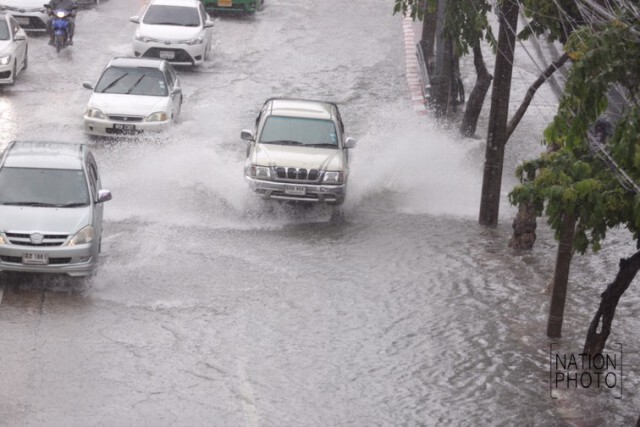 ฝนตกทั่วกรุงฯ น้ำท่วมถนนหลายสาย