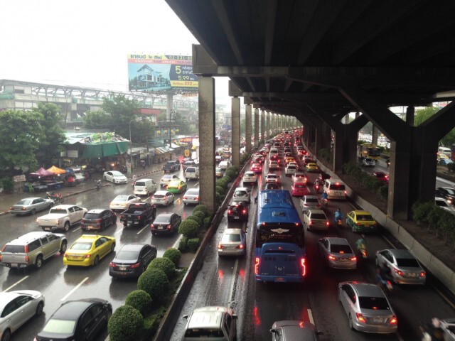 ฝนตกหนัก รถติดหนึบ!
ถนนวิภาวดีรังสิต บริเวณวัดเสมียนนารี