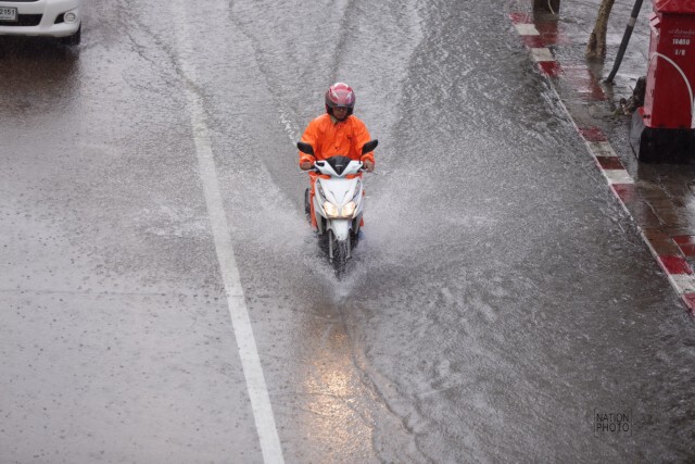 ฝนตกทั่วกรุงฯ น้ำท่วมถนนหลายสาย